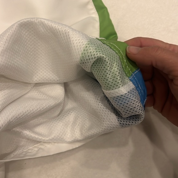 Boys Medium Vineyard Vines swim trunks. - Picture 5 of 5